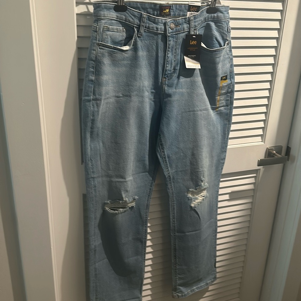 NWT Lee Five Pockets Distressed Knee Boy Friend Mid Rise Jeans. Size 14 Medium